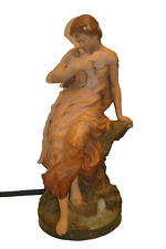 STATUE FEMME AVEC UNE COLOMBE EN TERRE CUITE SIGNE FORETAY  N°971
