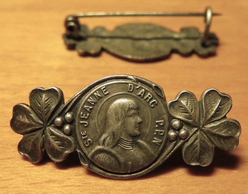 Broche insigne ste - ste, jeanne