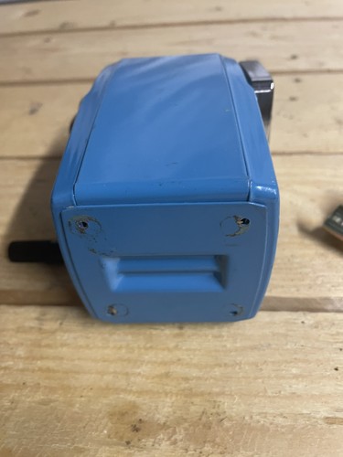 Ancien taille crayon bleu - , carl