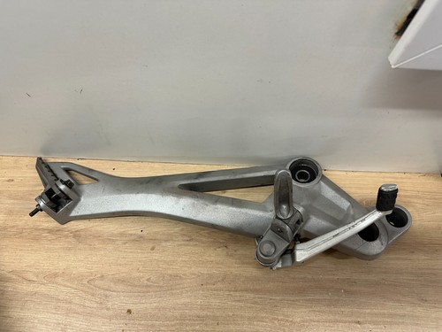 Une platine lateral droite - platine,