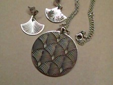 Parure pendentif et boucles d'oreilles acier motif ginkgo