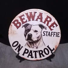 Plaque métal vintage Staffie Beware on patrol 20x20 ronde Neuve