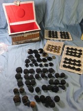 113 boutons de mode anciens jamais utilisés, dans une boite à couture vintage.