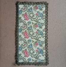 Napperon brodé à fils dorés