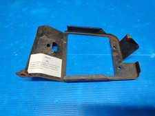 Etrier de fixation de clignotant avant droit pour: Peugeot: 305 - N°8987000