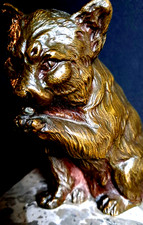 Ancien BRONZE patine brun doré " Chaton se léchant la patte " socle marbre