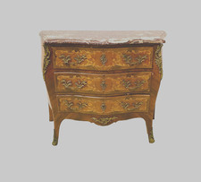 Commode toute faces galbée de style Louis XV en marqueterie  . XX siècle .