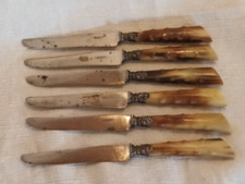 A. Frénais Paris, 6 couteaux à entremets, manche en corne ouvragée, étui