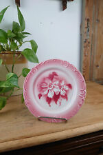 Assiette à dessert en "Porcelaine opaque de Gien", motif floral rose, 1886-1938