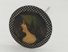 Grande épingle pic à chapeau ancienne avec dame au fichu vert