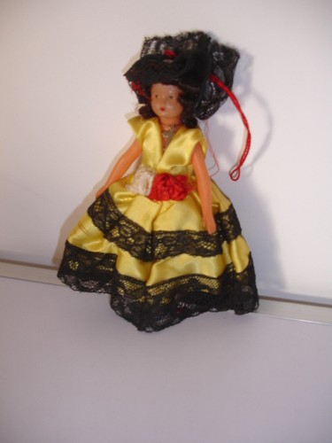 Mini poupée folklorique