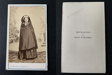 Avranches, jeune femme en manteau Vintage albumen print CDV. Tir