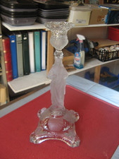 ++"538.11"  GRAND BOUGEOIR EN VERRE DECOR DE VIERGE ET 4 ANGES AUX PIEDS