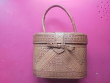 Vanity en cuir repoussé provenance du Maghreb