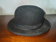 Chapeau melon authentique de 1900 issu du célèbre cabaret Au Lapin blanc à Paris