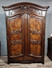 Veritable chef d'oeuvre pour cette armoire époque Louis XV en marquéterie, orme