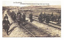 CP GUERRE 14/18 WW1 INFANTERIE FRANCAISE AVANCANT  LE LONG UNE VOIE FERREE  RAIL