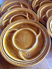 Lot de 8 assiettes à compartiments, émaillées jaune, fondue bourguignone