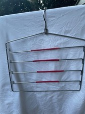 Lot de 2 cintres portes pantalon.