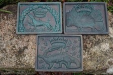 RE0195 B  3  BLASONS  MURAL BRONZE    MEDIEVAL ARMOIRIE  PIERRE RECONSTITUEE