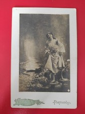 Photo Femme pied nus sur cour d'eau Parthenay  photog. Babourdin  R2-77