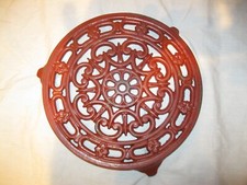 Vintage Ancien DESSOUS DE PLAT DECOTEC en FONTE PEINTE ROUGE d22cm Table Déco