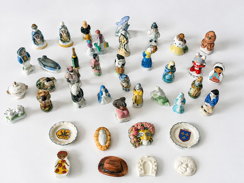 Lot feves porcelaine figurines