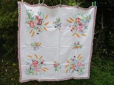 Nappe brodée main couleurs