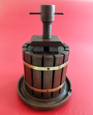 Ancien pot en bois forme de