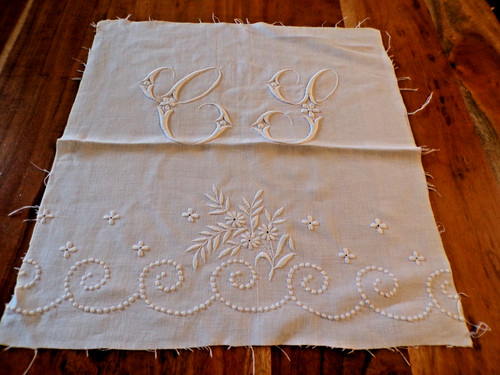 Monogramme brodé sur lin - cs,