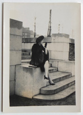 Femme élégante jambes croisées talons nois fourrure - Photo ancienne snapshot