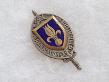 Un insigne militaire  " Ecole