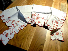 Linge ancien Dessus de meuble lin beige  brodé de fleurs  rouges