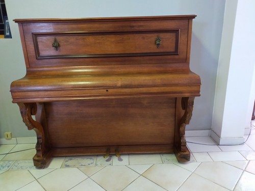 Piano droit études - droit, cadre