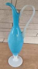 Vase aiguière opaline bleu pied blanc