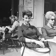 Tirage Photo sur papier  argentique femme parisienne PARIS  1960 format 30x30cm