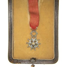 Très jolie miniature de la légion d’honneur en or, avec diamants et émeraudes.