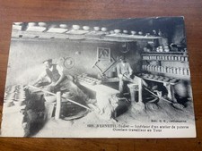 VERNEUIL : intérieur d'un atelier de poterie, ouvriers travaillant au tour -TBE 