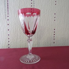 1 verre a vin de couleur rouge