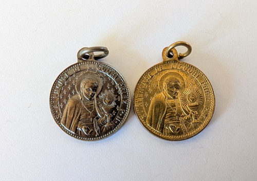Deux anciennes médailles - deux,
