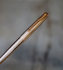 MAGNIFIQUE STYLO PARKER 61 PL. OR FINITION LIGNEE PLUME OR MASSIF 18 K - VINTAGE