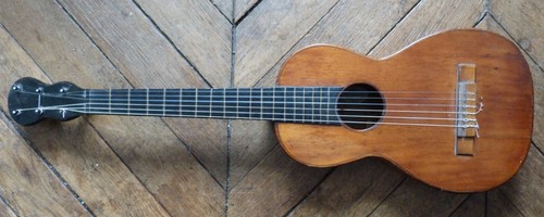Guitare romantique portant une