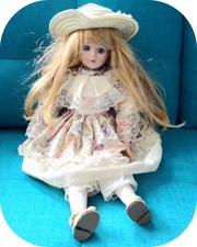 Poupée en porcelaine et chiffon, année 1980