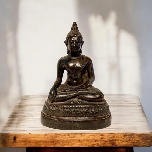 Une statue bouddha - , bronze