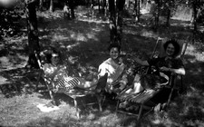 Femmes hommes chaise longue jardin ombre été - négatif photo ancien an. 1950