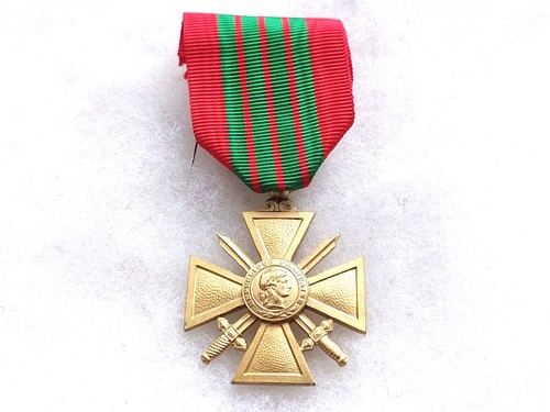 Une médaille militaire croix
