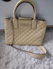 Sac à main Guess beige matelassé avec bandoulière