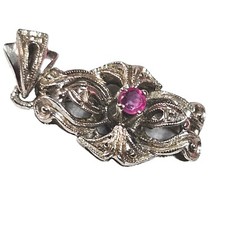 Pendentif Art Déco Ouvragé En Or Blanc 18k 750/000 Serti Rubis Naturel 24x10x6mm