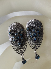 Boucles d’oreilles argenté avec cristaux JACQUELINE SINGH en parfait état.