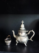 ancienne théière orientale en métal argenté sculptée avec poinçon passoire à thé